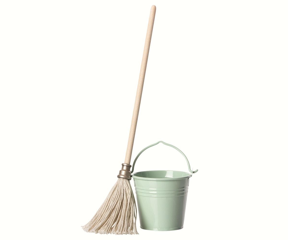BUCKET AND MOP