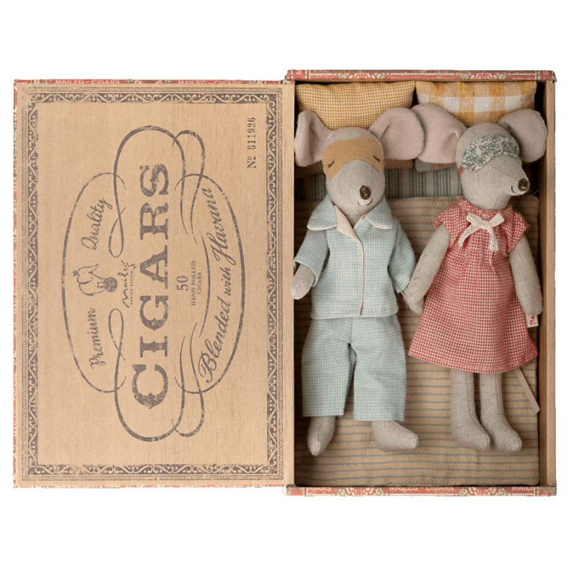 MUM AND DAD MICE IN CIGARBOX