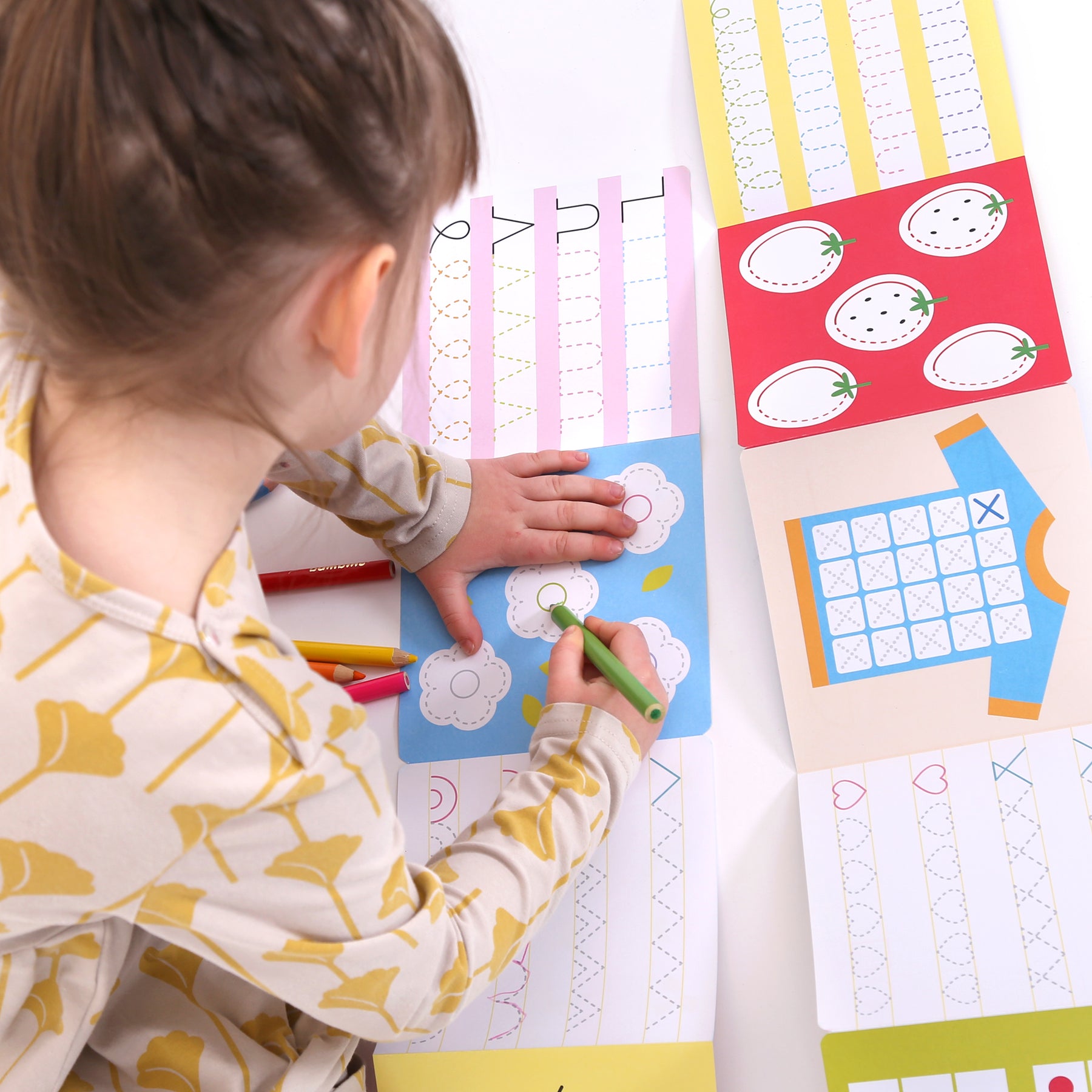 LIVRO PARA COLORIR +4 ANOS - READY TO TRACE INTERMEDIATE LINES